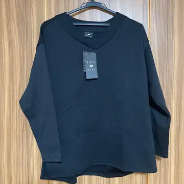 New Balance 블랙 V넥 긴팔 상의