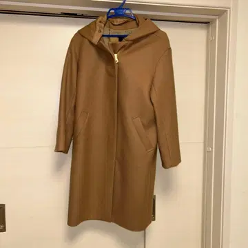 후드 부착 베이지 롱 코트 프레임워크