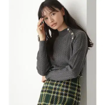 NATURAL BEAUTY BASIC 숄더 버튼 케이블 니트