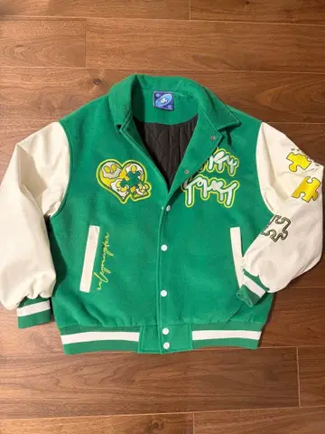 그린 화이트 바시티 자켓 퍼즐 모티브