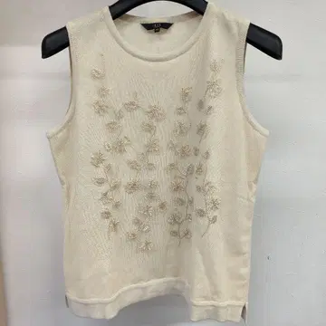 DAKS 자수 아이보리 니트 슬리브리스