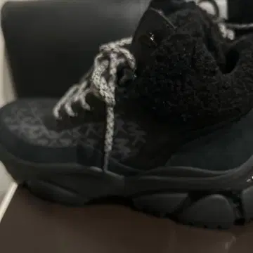 MICHAEL KORS 블랙 하이컷 스니커즈