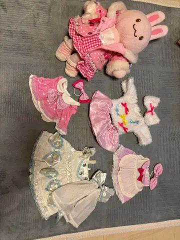 토끼 봉제 인형과 옷 갈아입기 의상 세트