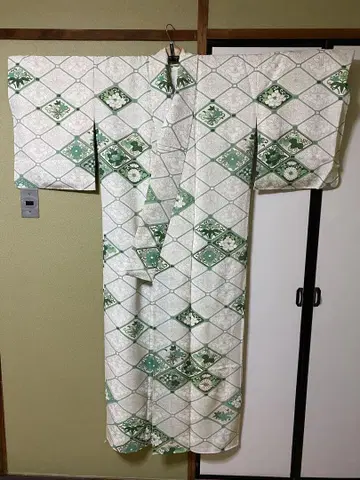 코몬 기모노 화이트와 그린 무늬