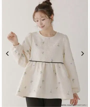 fitmore 플라워 자카드 페플럼 상의 도쿄 popup 한정판 핑크