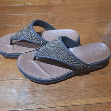 Crocs 듀얼 컴포트 샌들 브라운