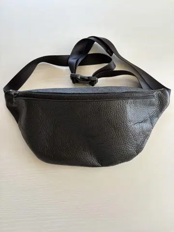 MASSTARD -MINIMAL LEATHER POCHETTE-