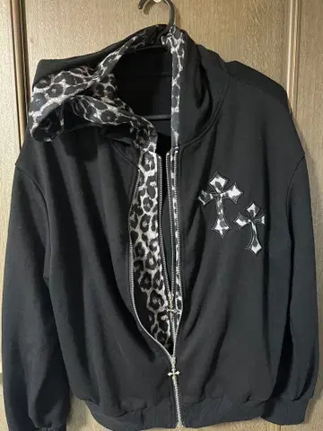 레오파드 안감의 블랙 후드티