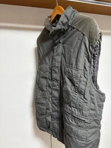 그레이 슬리브리스 베스트 코듀로이 옷깃