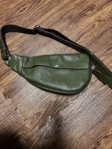 올리브 그린 가죽 슬링 백