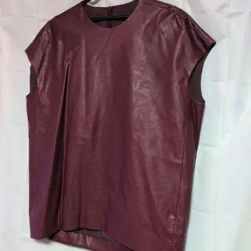 NOBLE 버건디 인조 가죽 슬리브리스 상의