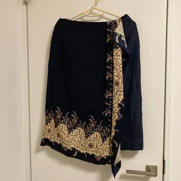 네이비 꽃무늬 자수 미디 스커트 키이스 V&A