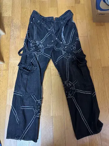 거미줄 자수 블랙 데님 팬츠