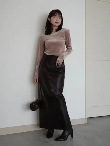 아뉴앙스 벨로아 크롭 컷 상의 핑크 베이지