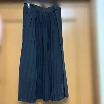 블랙 플리츠 스커트 프론트 버튼 포함