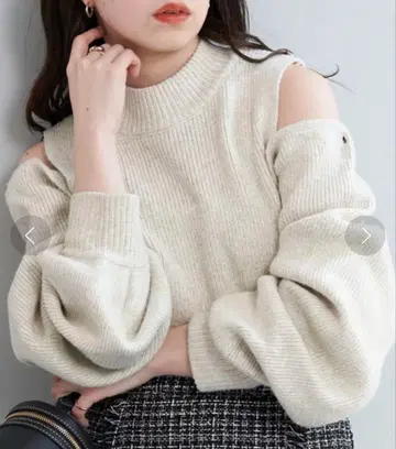 CHICO 어깨 트임 디자인 볼레로 니트