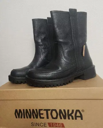 MINNETONKA 블랙 하프 부츠 23M13 size5