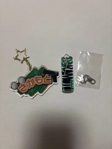 왼쪽: 랜덤 이름 키링 오른쪽: 랜덤 네임 아크릴 키링