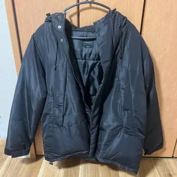후드 부착 블랙 다운 자켓