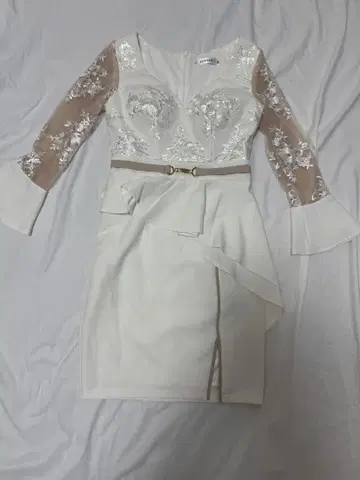 JEWELS 자수 장식 화이트 드레스