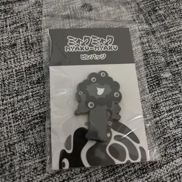 블랙 미야쿠미야쿠 핀 배지