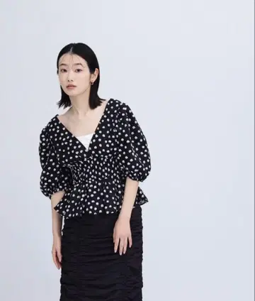 내추럴 뷰티 베이직 플라워 자카드 크롭 블라우스