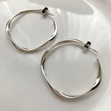 새상품급 필립 오디베일 후프 귀걸이 실버 컬러 트위스트