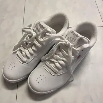 리복 화이트 스니커즈