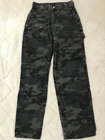 카모 패턴 팬츠 백 포켓 부착