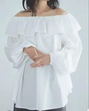 오프숄더 프릴 화이트 블라우스