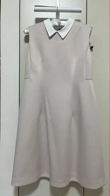CELFORD 카라 부착 슬리브리스 A라인 원피스