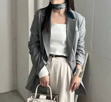 FRAY.ID 블랙 스퀘어넥 플라이스 티셔츠