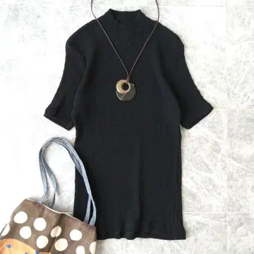 477 요건 레일 울 반팔 세밀한 리브 니트 하이넥 블랙