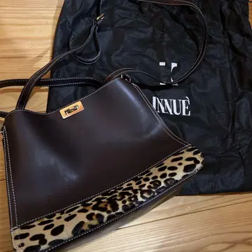INNUE 브라운 가죽 숄더백