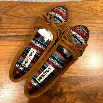 MINNETONKA 프린지 장식 스웨이드 모카신 브라운 23.5cm