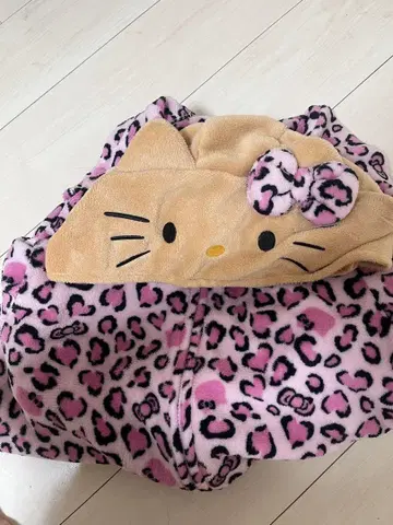헬로키티 레오파드 무늬 플리스 올인원 한 번 사용했습니다