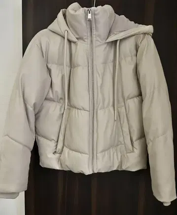 ZARA 후드 부착 인조 가죽 다운 자켓 아이보리