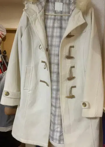 새상품급 화이트 더플 코트 퍼 포함