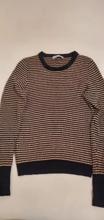 고급스러운 색상 착용 횟수 적음 [ ZARA ] 니트탑 쇼와 레트로 패턴