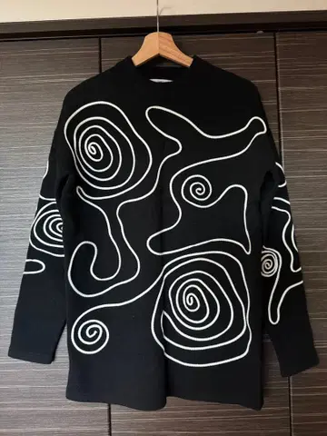 UN3D. 스월 패턴 니트