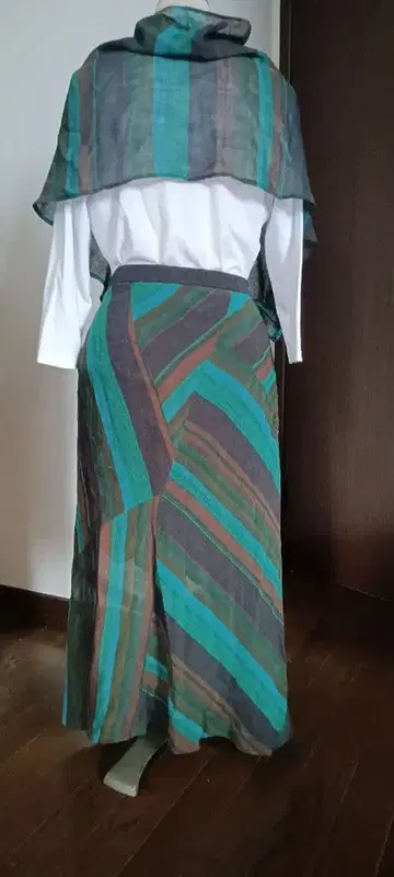 청록색과 브라운 스트라이프 롱 스커트와 숄 세트