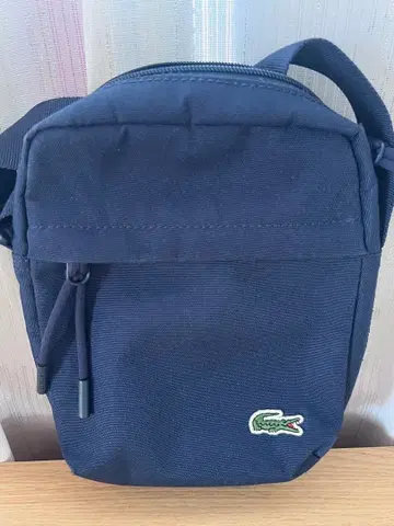 LACOSTE 버티컬 지퍼 카메라백