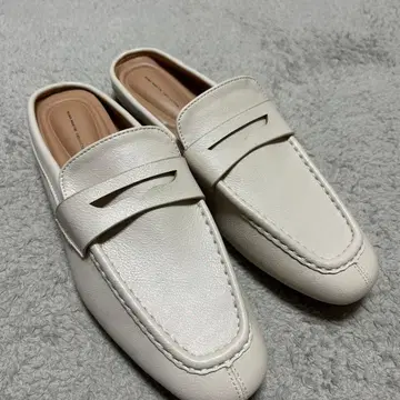 화이트 레더 슬립온 로퍼