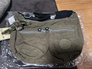 Kipling 숄더백 카키 참 포함