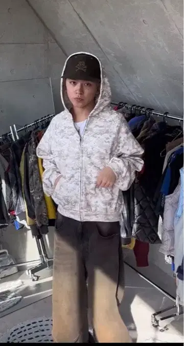 카츠키 군 착용 mertra 스타일 카모 패턴 풀 집업 후드티