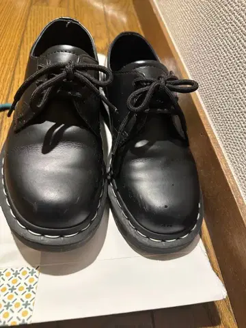 Dr. Martens 화이트 스티치 홀 슈즈