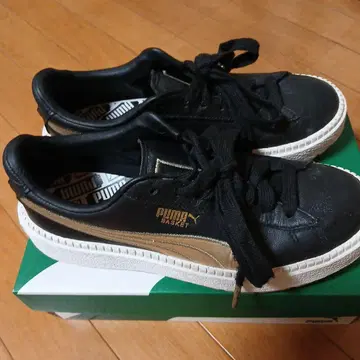 PUMA 바스켓 블랙/골드 스니커즈