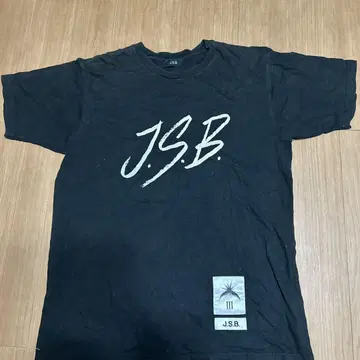 J.S.B. 블랙 로고 티셔츠