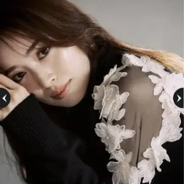 아푸와이저 리셰 3D 플라워 모티브 자수 니트