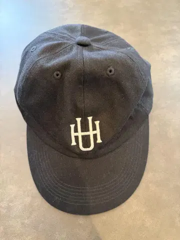 UNNAMED HEADWEAR HH 로고 캡 블랙